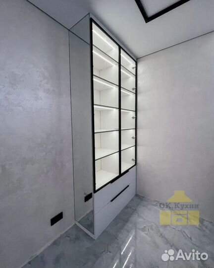 Зеркальный шкаф