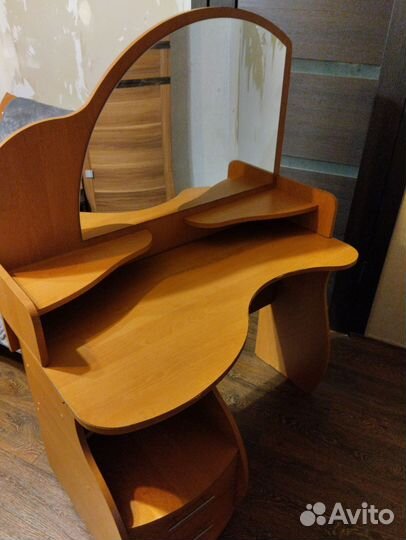 Туалетный столик с зеркалом