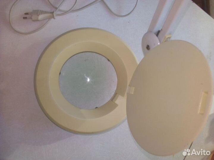 Лампа лупа на струбцине