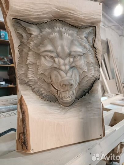 Резное панно из дерева