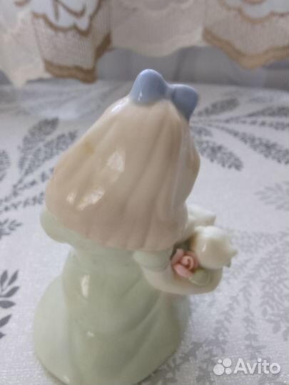 Фарфоровая статуэтка 