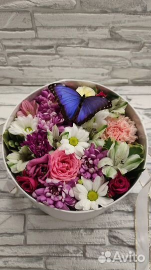 Букет цветов и живая тропическая бабочка