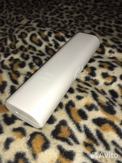 Электрическая зубная щётка Oral-B Genius 9000