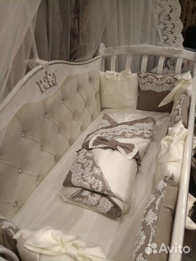 Детская кроватка с маятником