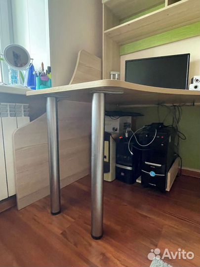 Угловой письменный стол