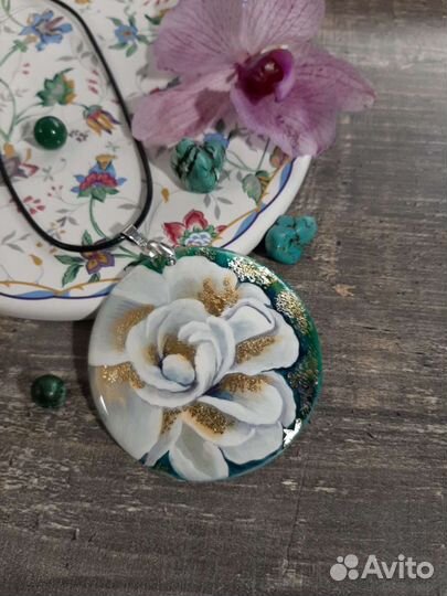 Подвеска кулон Пион из перламутра с росписью