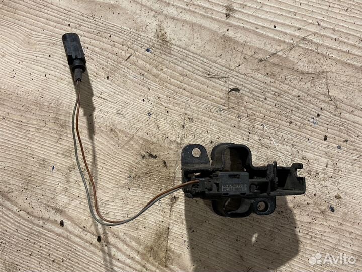 Замок капота правый Mercedes-Benz S-Class W220