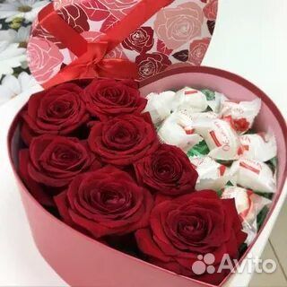 Розы в коробке со сладостями