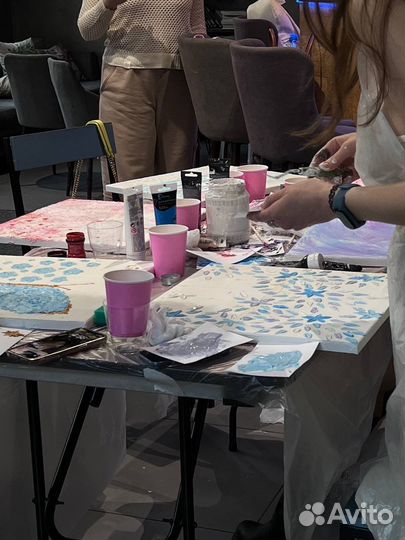 Арт-вечеринки, женские мастер-классы и винный бар