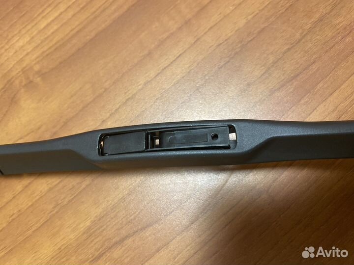 Щетка стеклоочистителя правая Land Rover LR033029