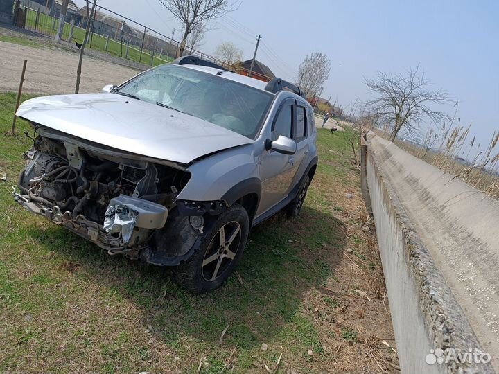 Renault Duster 2.0 МТ, 2020, битый, 176 853 км