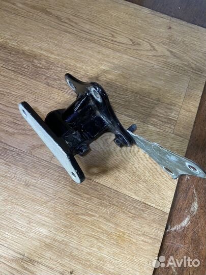 Петля двери mersedes