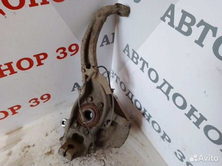 Поворотный кулак передний левый Nissan Navara D40