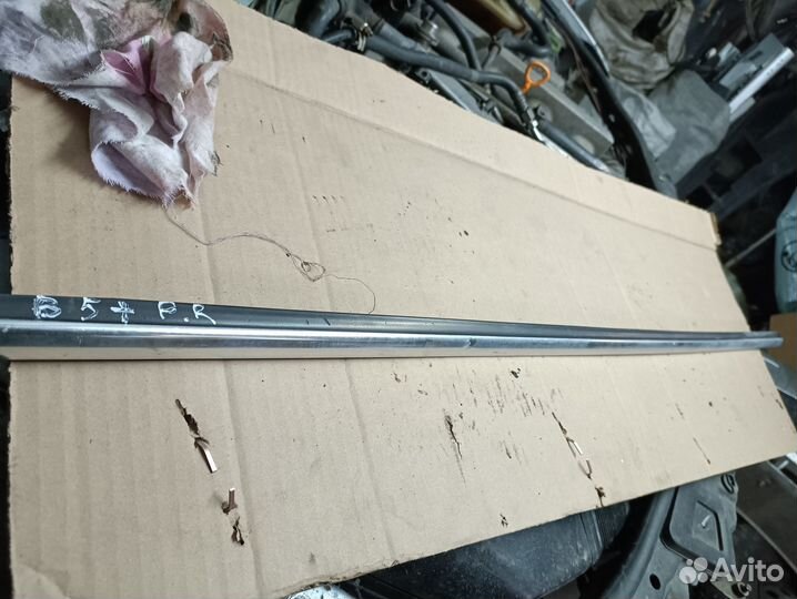 Молдинг передней правой двери Volkswagen Passat B5