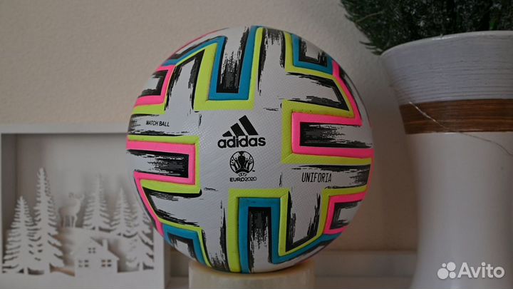 Футбольный мяч adidas uniforia 2020