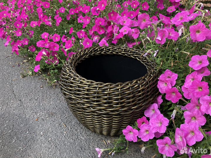 Кашпо из искусственного ротанга
