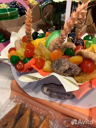 Подарки, съедобные букеты, корзины из сладостей