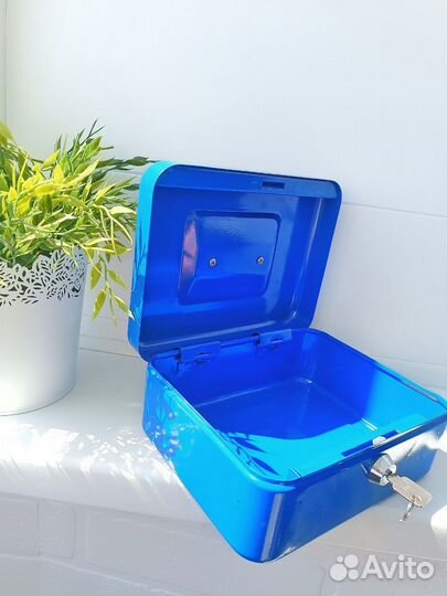 Маленький металлический ящик с ключём для мелочей