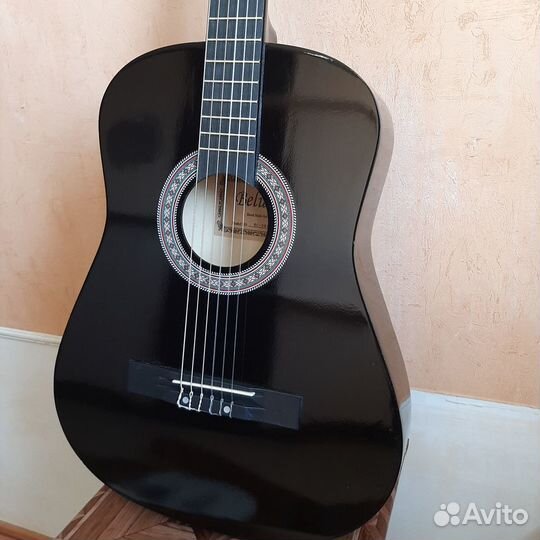 Классическая черная гитара