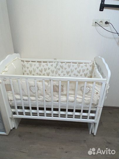 Детская кроватка с маятником белая