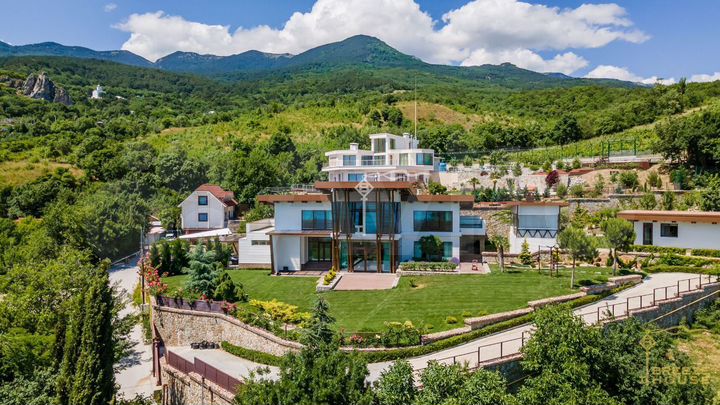 Дом 555 м² на участке 30 сот.