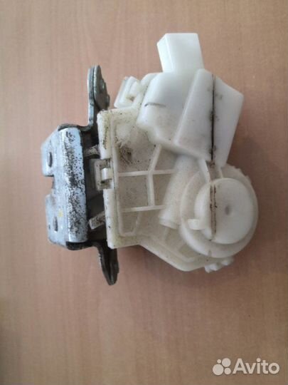 Замок двери багажника Mitsubishi Outlander 2.0