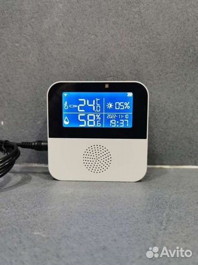 Датчик температуры влажности освещения WiFi Tuya