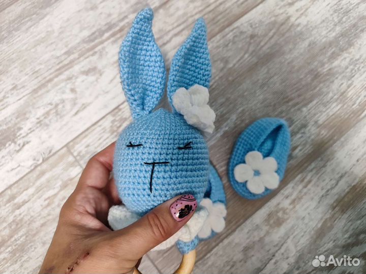 Пинетки и игрушка для новорожденных