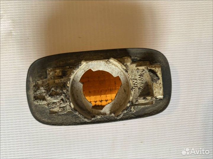 Повторитель на крыло желтый Nissan Maxima