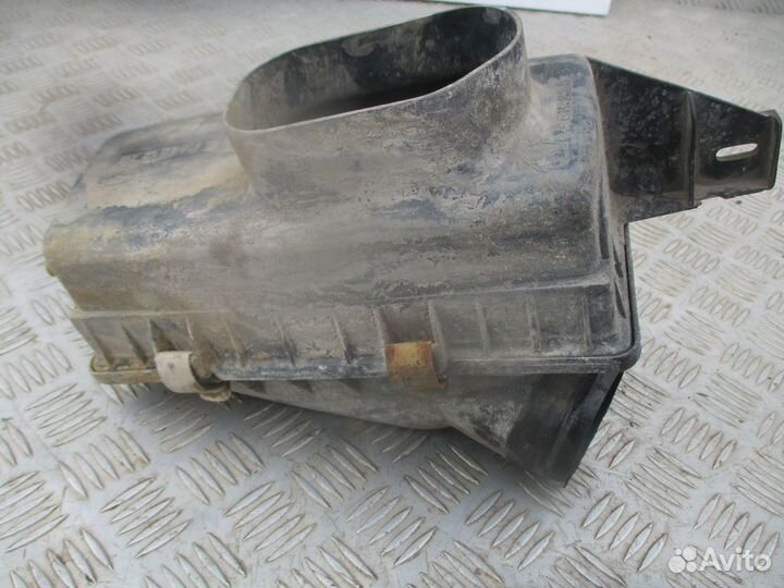 Корпус воздушного фильтра Dodge Caravan 3