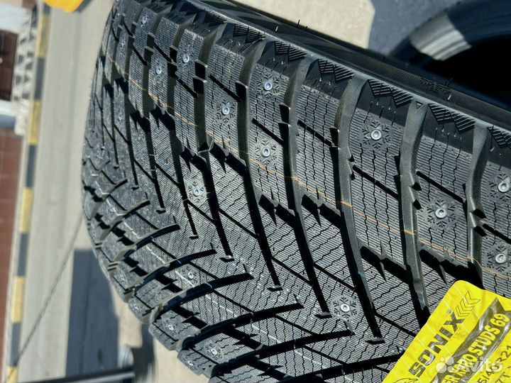 Sonix Winter Xpro Studs 69 245/40 R20 139T