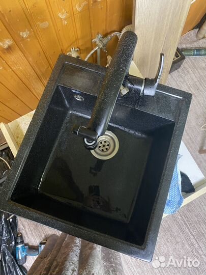 Кухонная мойка каменная со смесителем