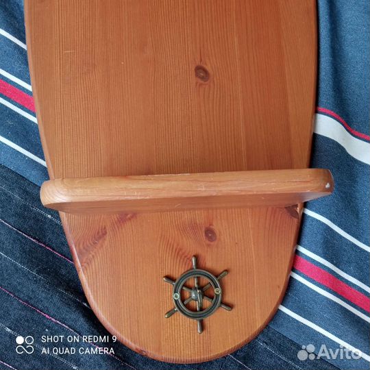 Деревянная полочка с крючком