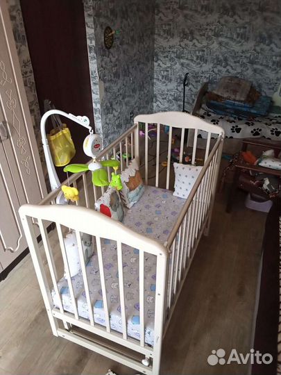 Детская кроватка с продольным маятником