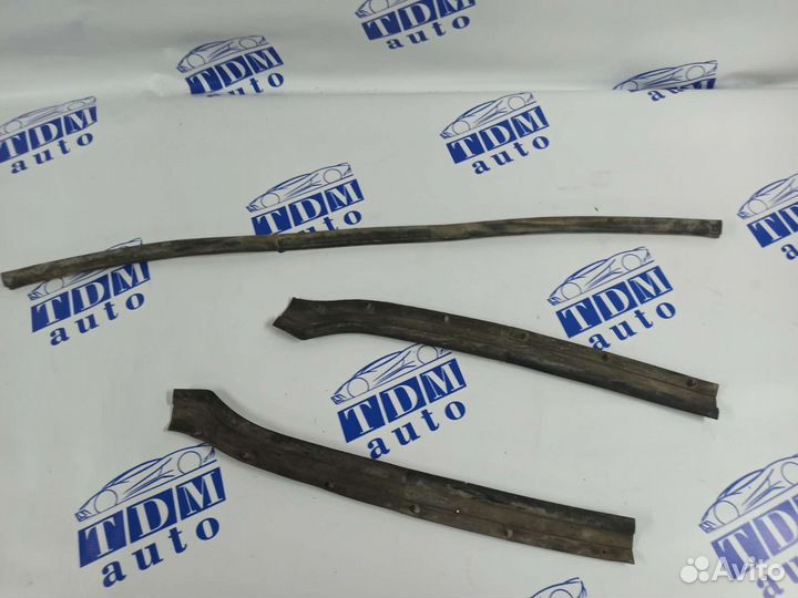 Резинка уплотнительная капота правая Ниссан 4 L32