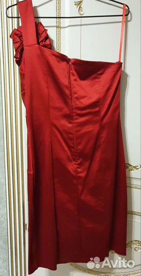 Платье красное атласное
