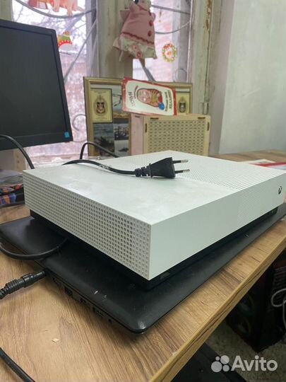 Xbox one s 1tb с двумя геймпадами
