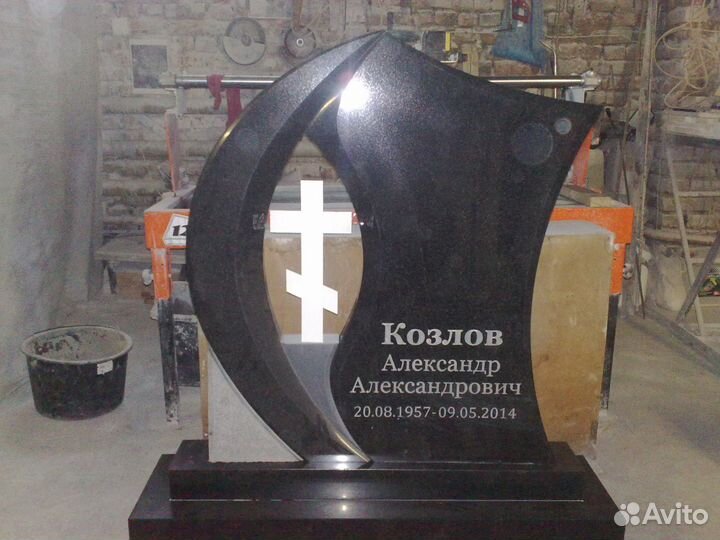 Памятники из Карельского гранита во Владимире