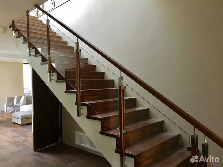 Стеклянные лестницы на заказ