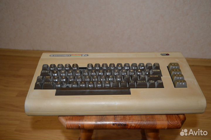 Легендарная компьютер приставка Commodore 64