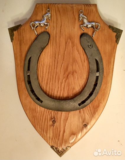 Панно с подковой на удачу с лошадками