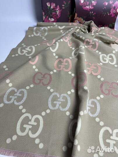 Кашемировый палантин Gucci бежевый с перламутром