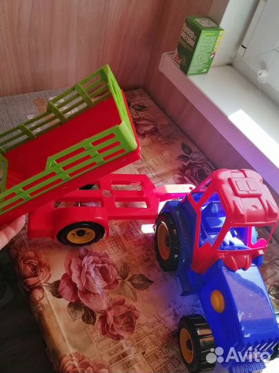 Трактор с прицепом, автобус сортер