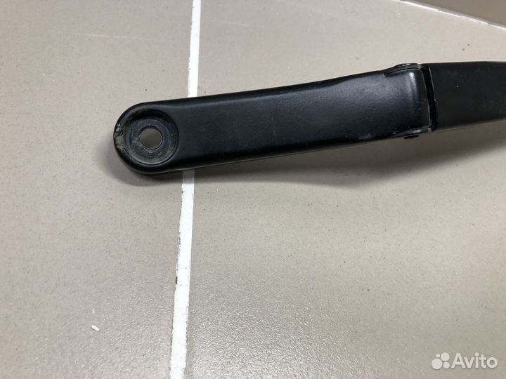 Поводок стеклоочистителя правый VW Passat B6 B7