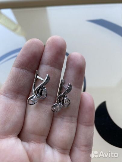 Серебряные серьги с фианитами