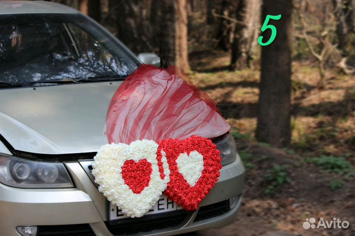 Красивое свадебное украшение на автомобиль
