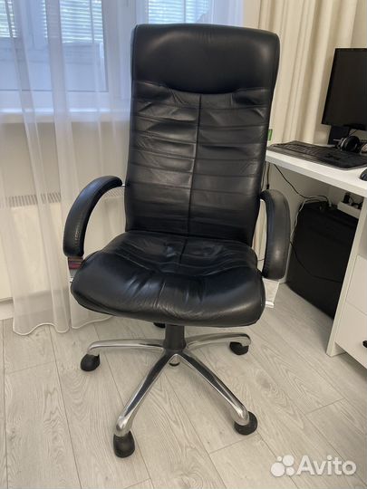 Компьютерное кресло кожаное черное