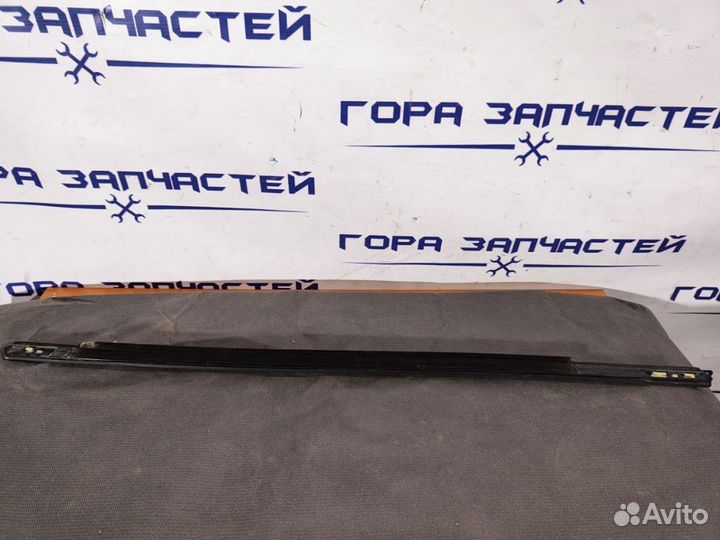 Уплотнитель стекла задний правый Ford Focus 3