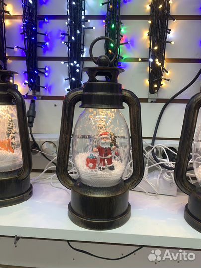 Новогодняя музыка, распыляющая снежные фонарики