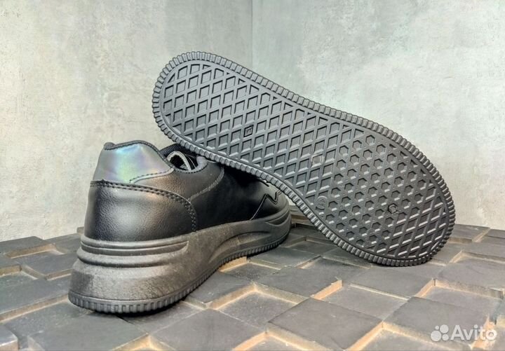 Кроссовки черные